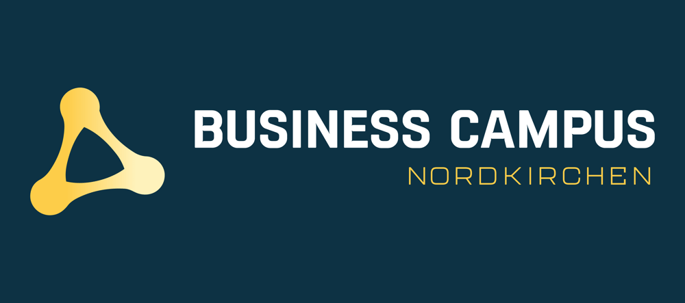Logo des Business Campus Nordkirchen mit gelbem Symbol und weißer Schrift auf dunkelblauem Hintergrund.
