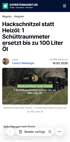 Traktor bei der Holzhackschnitzel-Ernte mit dem Text: Hackschnitzel statt Heizöl: 1 Schüttraummeter ersetzt bis zu 100 Liter Öl.