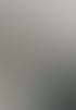 Handwerker beim Verschrauben eines Metallrahmens