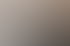Zwei Männer montieren einen Spiegelschrank im Badezimmer.