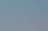 Besucher betrachten Produkte an einem Stand auf einer Fachmesse; "detox" und "Discover our Test Screens" auf einem Banner.