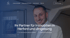 Mann mit beigem Sakko lächelt, im Hintergrund ein Logo mit Text "KAHRIMAN IMMOBILIEN".