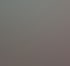 Zwei Arbeiter in Warnkleidung unter einem Regenschirm auf Bahngleisen.