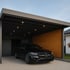 Moderner Flachdach-Carport mit integrierter Beleuchtung, Geräteraum und eleganter Holz-Seitenwand – alles aus einer Hand von AF Überdachung in Krumbach.