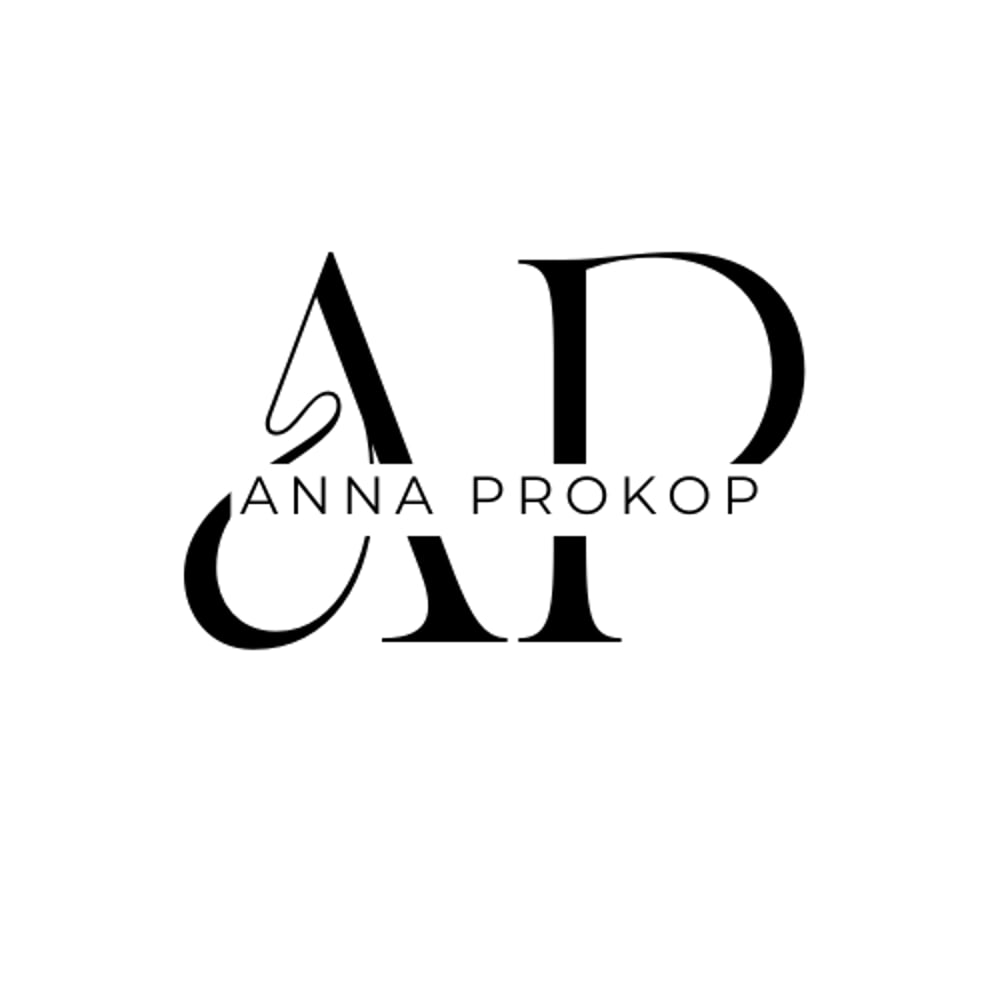 Schwarze Buchstaben "AP" mit "ANNA PROKOP" darunter auf weißem Hintergrund.