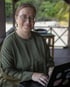 Heike Schoof, Social Media Beraterin, arbeitet remote am Laptop