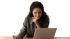 Eine junge Frau mit Kopfhörer lächelt, während sie am Laptop schreibt.