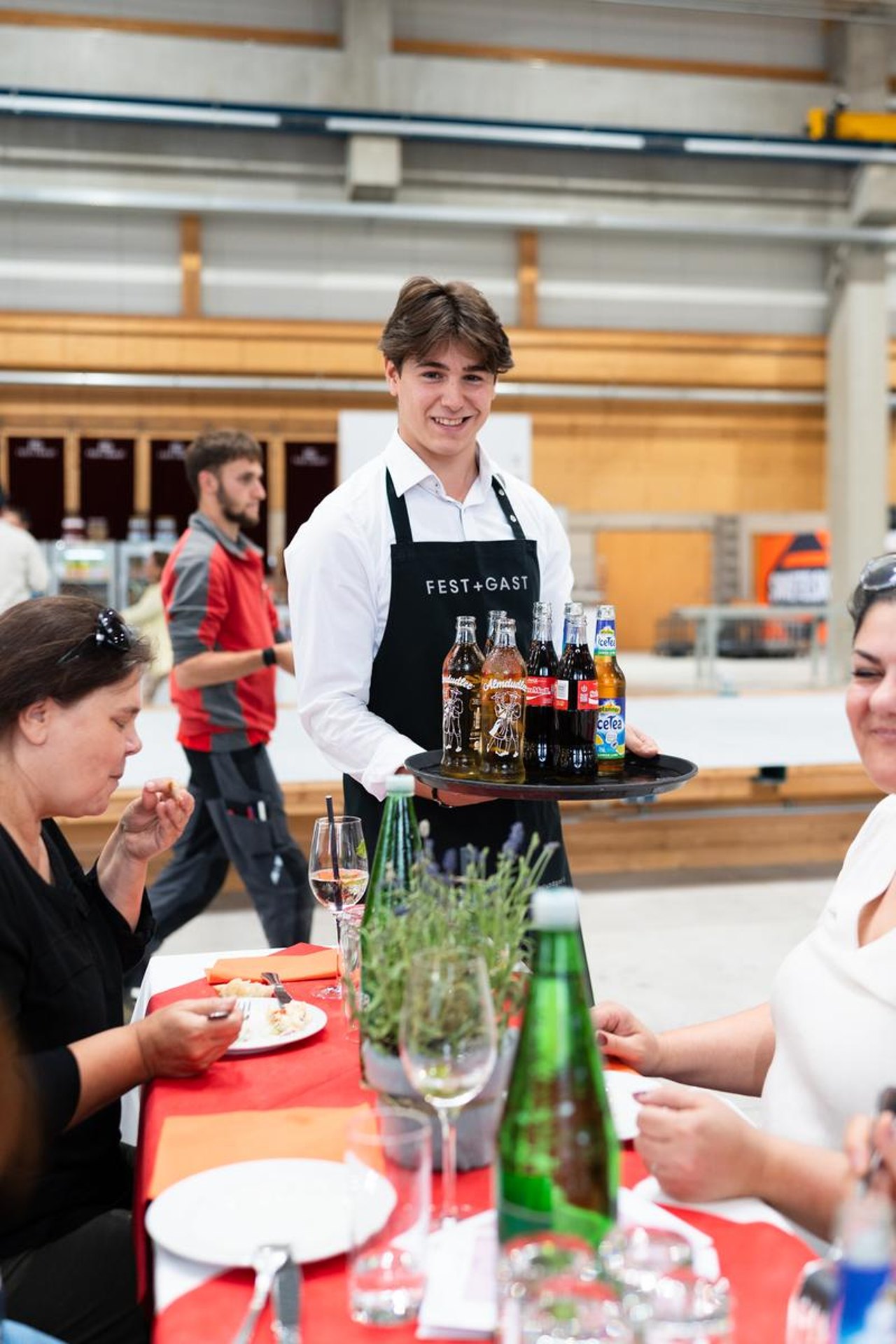 Service beim Einschenken