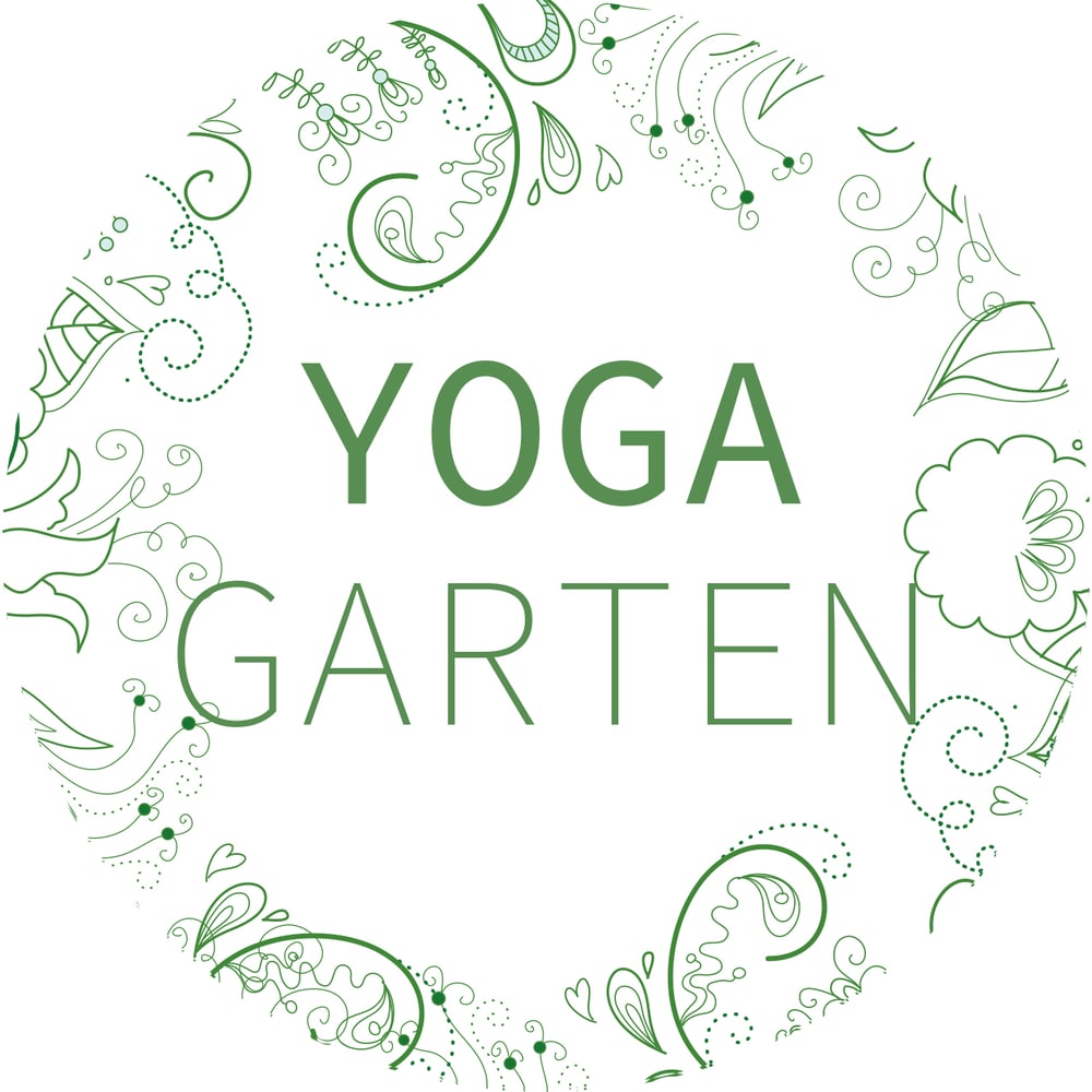 Rundes grünes Logo mit dem Text YOGA GARTEN, umgeben von floralen Ornamenten und Ranken auf weißem Hintergrund.