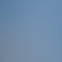 Helle Sonne scheint in einem blauen Himmel mit einigen weißen Wolken.