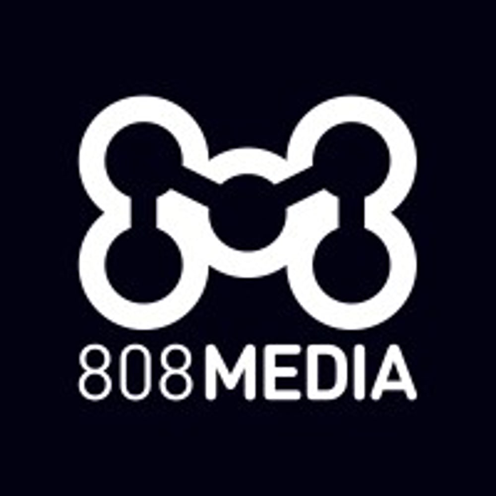 Weißes Logo von 808 MEDIA mit einem abstrakten Symbol aus verbundenen Kreisen auf schwarzem Hintergrund.
