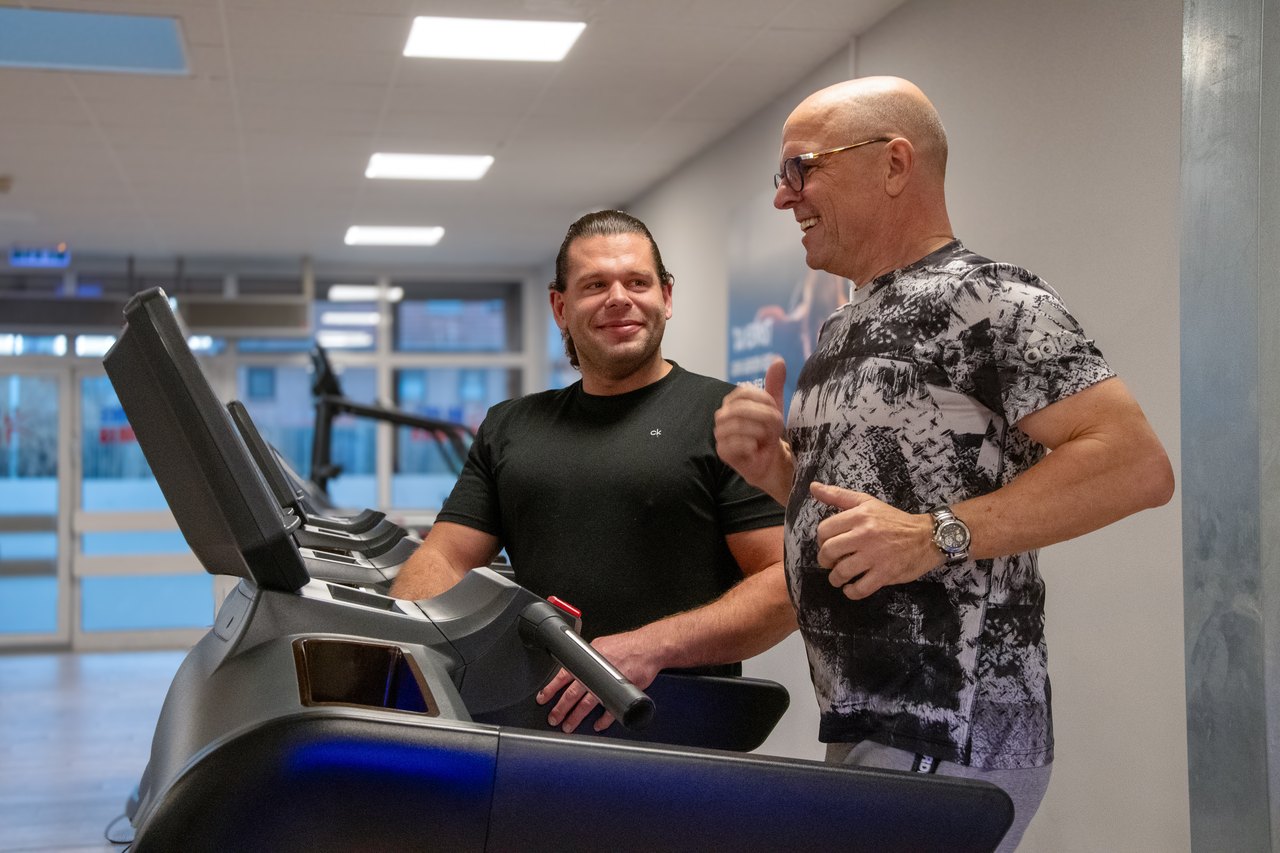 Trainer von Balance Sports im Gespräch mit einem Mitglied