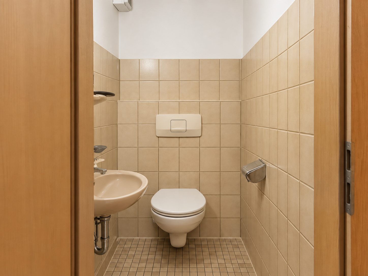 Früheres Gäste-WC neben dem Bad im Bestand