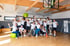 LANDphysio-Team mit Gymnastikbällen, Hanteln und Skelettmodell im Trainingsraum der Physiotherapiepraxis in Lauchdorf im Allgäu.