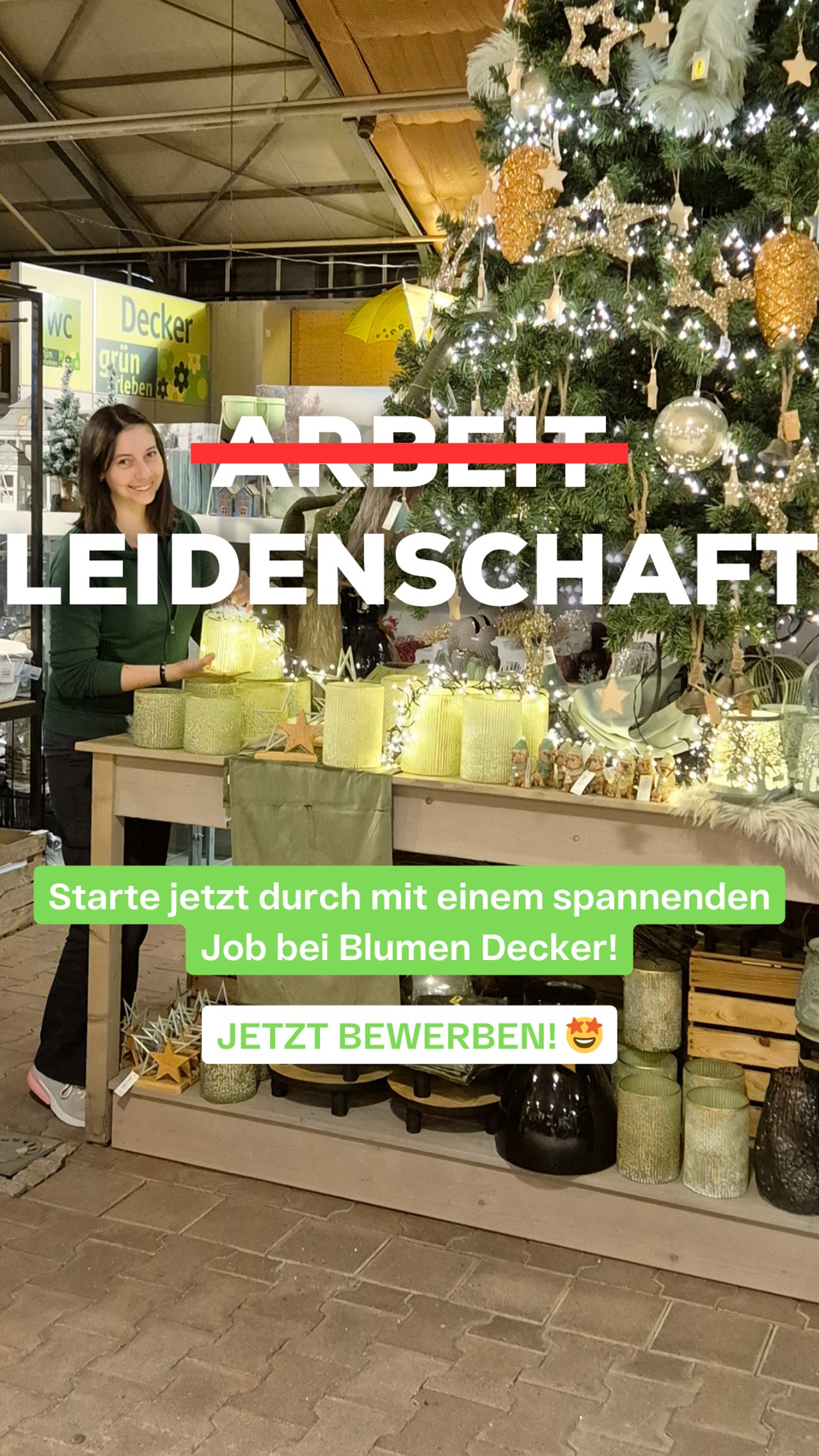Recruiting-Anzeige Blumen Decker: Frau vor geschmücktem Weihnachtsbaum, „Arbeit Leidenschaft“