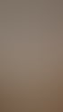 Geräumiger Duschraum mit weißen Fliesen, roter Bordüre und runden beige-roten Bodenfliesen; zwei Duschköpfe.