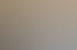 Mann mit roter Kappe steht hinter einer Theke mit der Aufschrift LIEBLINGSGLAS und bereitet Getränke in Einmachgläsern zu.
