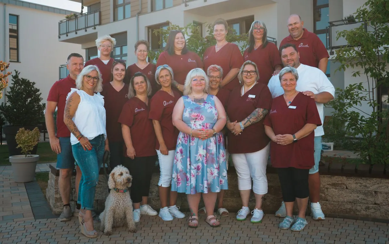 Das Team von CuraCordis vor dem eigenen Haus