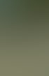 Zwei Männer trainieren auf einem Fußballfeld, einer liegt auf dem Rücken und hält einen Ball mit den Füßen, der andere steht.