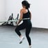 Frau beim Training mit Widerstandsband