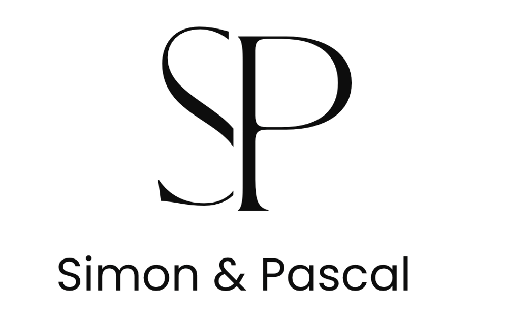 Schwarze Buchstaben SP über dem Text "Simon & Pascal" auf dunkelgrünem Hintergrund.