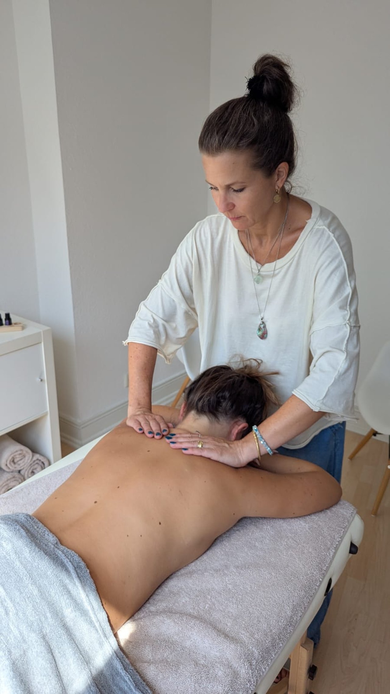 AromaTouch®-Anwendung bei Anna Maynert in der Bonner Weststadt