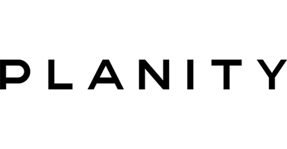 Planity Logo: Schwarzer Text „PLANITY“ auf dunkelgrünem Hintergrund.