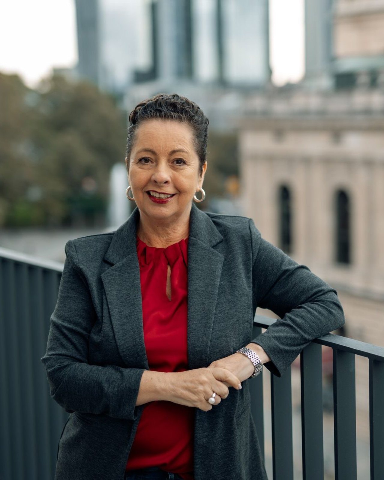 Sabine Lanius auf dem Balkon mit Blick über Frankfurt