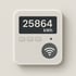Ein grauer, digitaler Smart Meter mit der Anzeige "25864 kWh" und einem WLAN-Symbol.