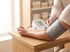 Blutdruckmessung mit Oberarmmanschette und digitalem Messgerät in der Apotheke (KI-generiertes Bild)
