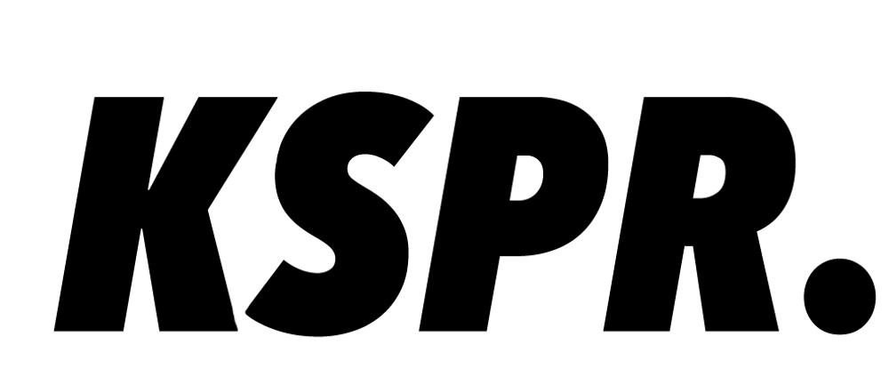 Schwarzer Text "KSPR." auf dunkelgrünem Hintergrund.