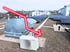 Roter Pfeil zeigt nach unten auf ein Daikin-Gerät auf einem Dach mit Solarpaneelen und einem Lüftungssystem.