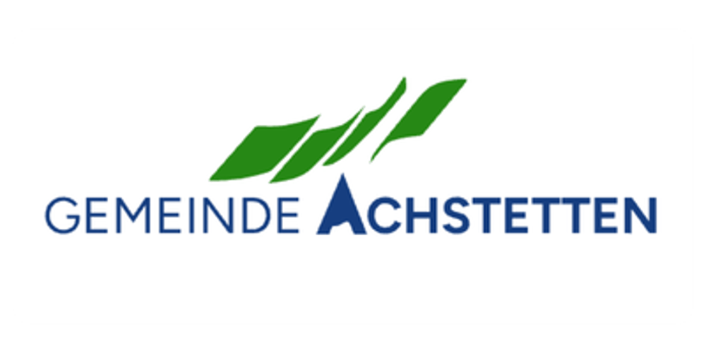 Logo der Gemeinde Achstetten mit grünen Hügeln und blauem Text.