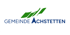 Logo der Gemeinde Achstetten mit blauem Text und grünem abstraktem Symbol, das bergähnliche Formen darstellt.
