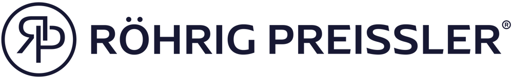 Logo mit den dunkelblauen Buchstaben „RÖHRIG PREISSLER“ und einem Symbol aus den stilisierten Buchstaben „RP“ in einem Kreis.