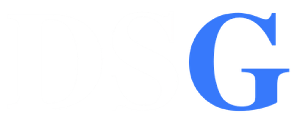 Die Buchstaben "DSG" in Weiß und Blau auf grünem Hintergrund.
