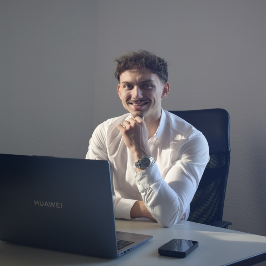 Erman Sapmaz an seinem Schreibtisch