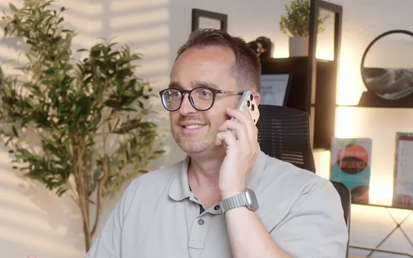 Albert Schulz am Telefon in seinem Büro