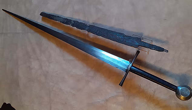 Ein geschliffenes Langschwert und eine verrostete Schwertklinge liegen nebeneinander.