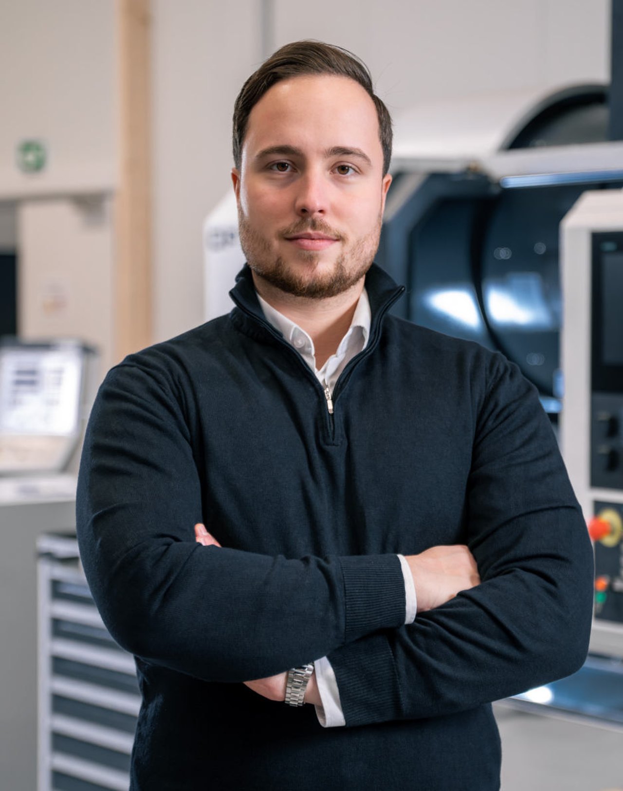 Fachkraft an einer Maschine