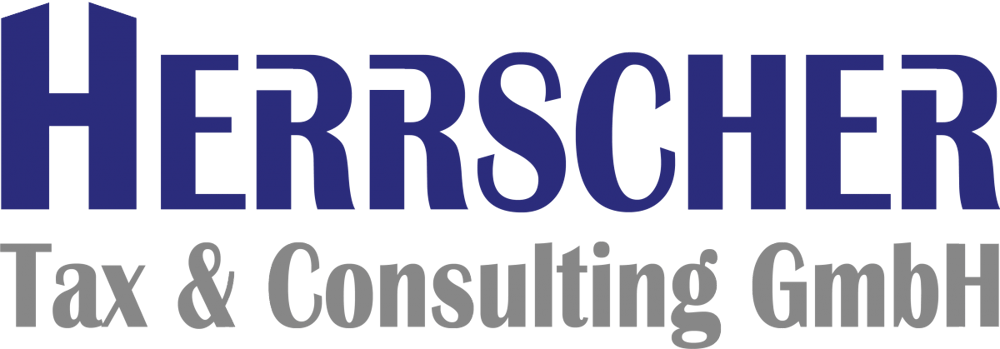 Herrscher Tax & Consulting GmbH Logo in blauer Schrift auf dunkelgrünem Hintergrund.