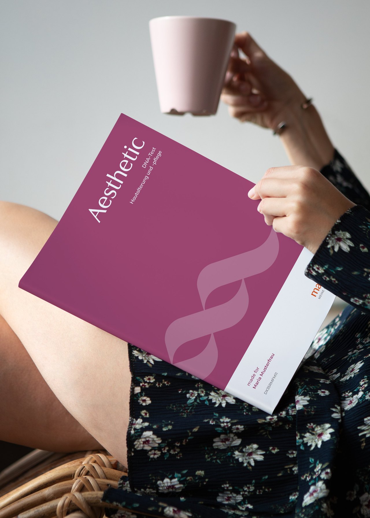 Hand hält den persönlichen Aesthetic Analysebericht von made for me