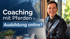 Pferde Coaching online: Franziska Müller am Computer, im Hintergrund ein Pferd – Coaching mit Pferden, Ausbildung online?