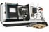Weiße Okuma LU4000EX CNC-Drehmaschine mit Roboterarm und Metallwerkstücken.