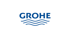Grohe Logo: Blauer Schriftzug "GROHE" über drei stilisierten Wasserwellen auf dunklem Hintergrund.