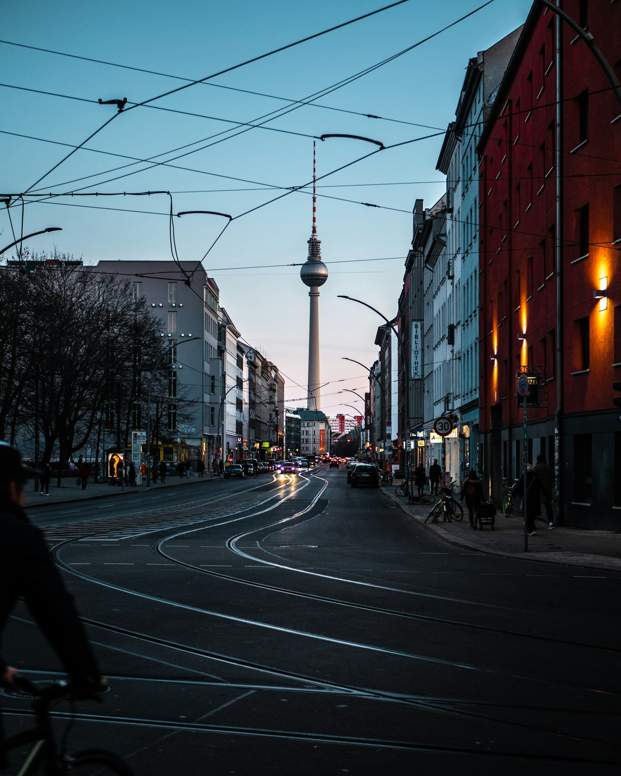 berlin-kiez-strasse-altbau.jpg