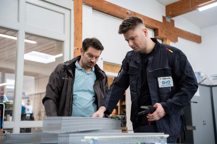 Elektroniker bei der Arbeit
