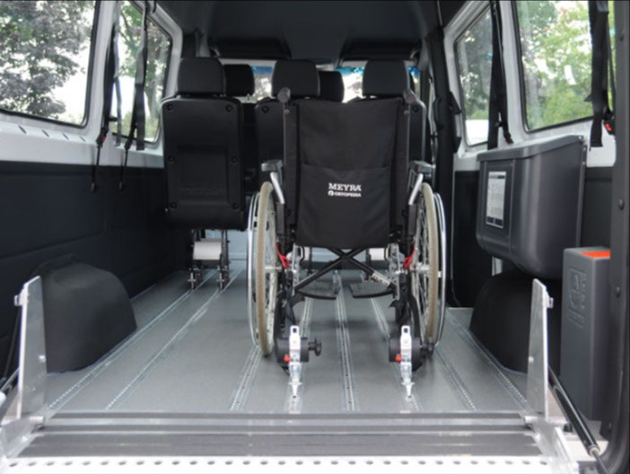 Sprinter mit Heckabsenkung und Auffahrrampe – Bild 5
