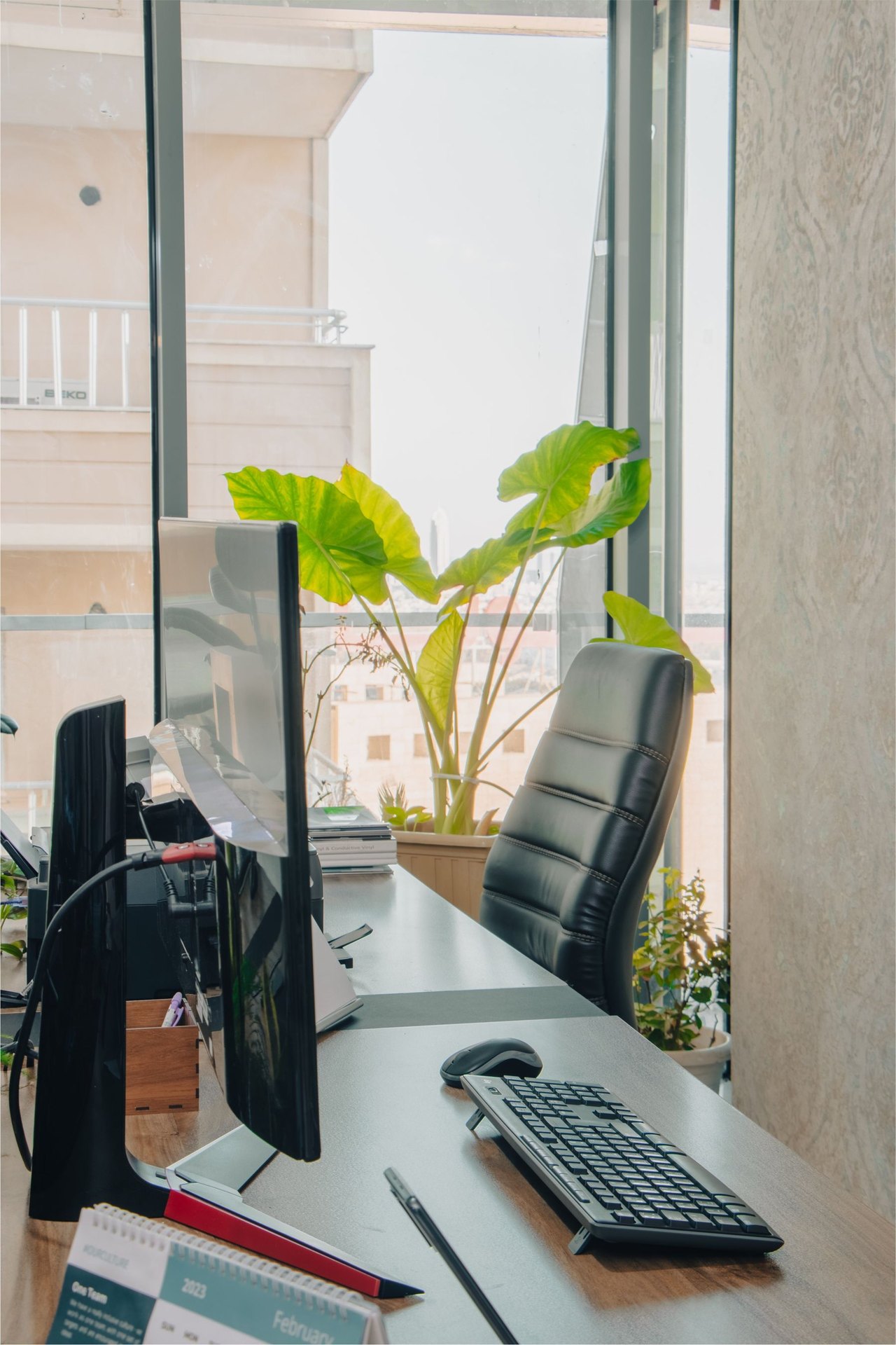 Schreibtisch mit Telefon im Büro