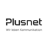 Schwarzes Plusnet-Logo mit dem Slogan "Wir leben Kommunikation" auf dunkelgrünem Hintergrund.